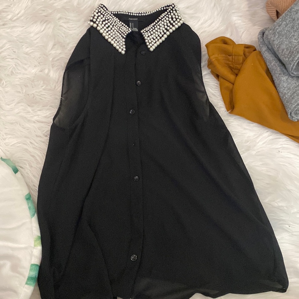 Sleeveless blouse button up